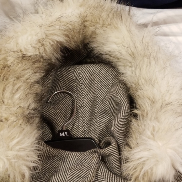 Trench coat with fur hoodie - Picture 5 of 8